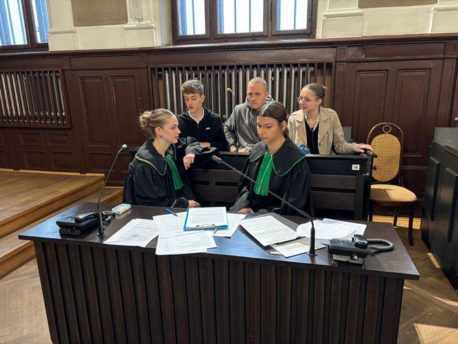 Uczniowie I LO w roli sędziów, obrońców i prokuratorów 