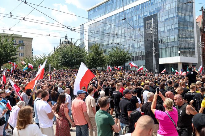 Protest przeciwko imigrantom.Tysiące kibiciów na ulicach Katowic