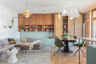 Wyspa na miedzianych nogach, łazienka w mięcie i kocia furtka w korytarzu. Miks scandi i boho