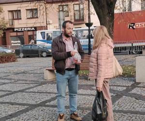 „Alternatywni” rozdawali znicze na Placu Solidarności i Wolności w Łukowie