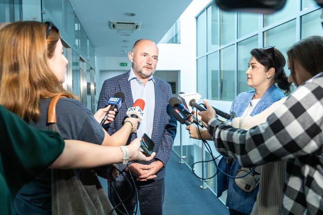 Marszałek Całbecki podczas konferencji prasowej