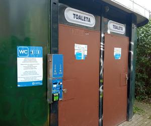 Publiczna toaleta w centrum Krakowa odstrasza od skorzystania