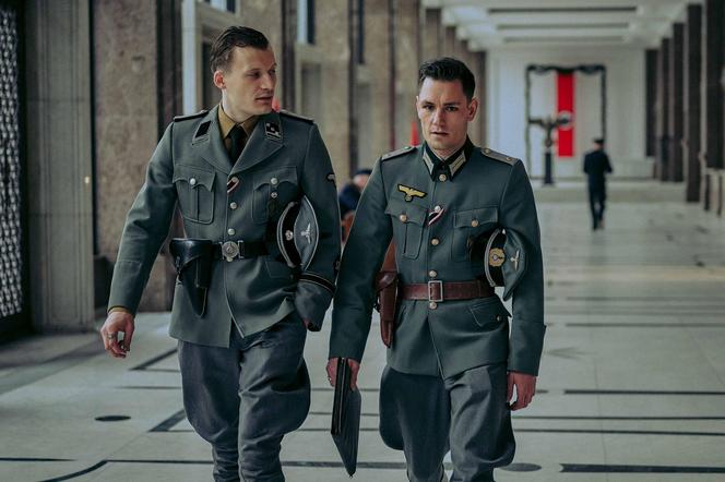 Zatoka szpiegów odc. 7. Franz Neumann (Bartosz Gelner), Heinrich Engel (Michał Balicki)