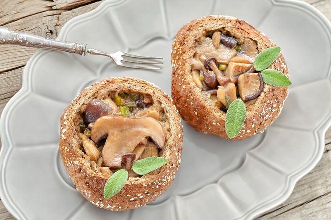 Ekstra bułeczki nadziewane pieczarkami - idealny sposób na czerstwe pieczywo!