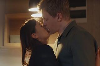 M jak miłość, odc. 1725: Iza (Adriana Kalska), Radek (Philippe Tłokiński)	