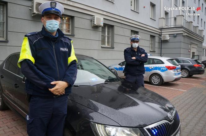 Zaczęła rodzić w samochodzie. Na pomoc przyszli policjanci!