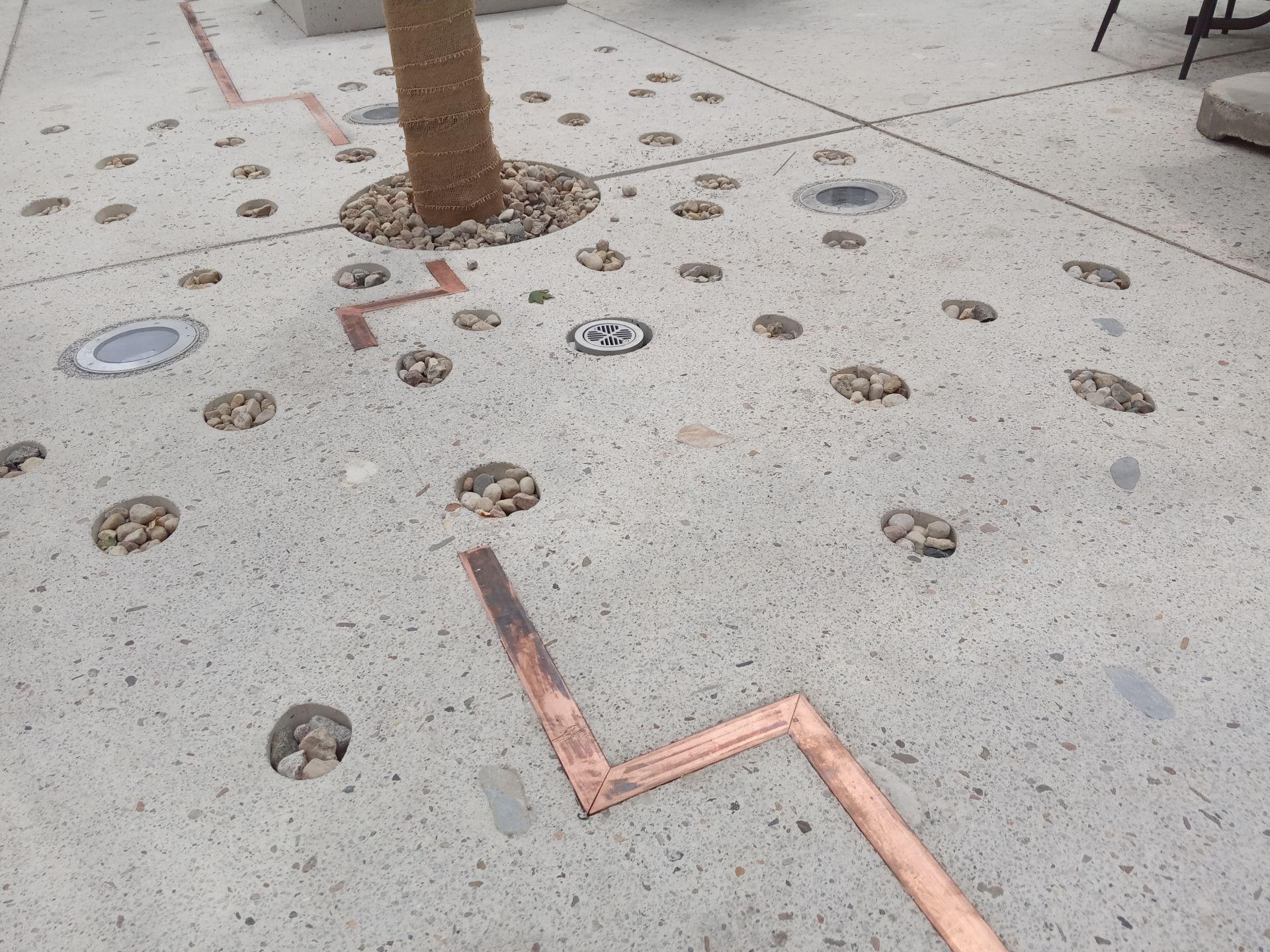 Plac Pięciu Rogów: miejska oaza, betonowa pustynia czy zwornik łączący różne przestrzenie i funkcje miasta?