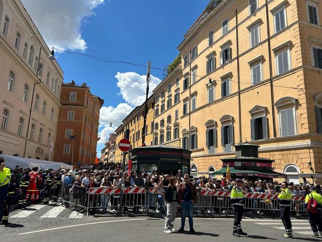 Kondukt żałobny przejechał przez Rzym. Ostatnia droga papieża Franciszka