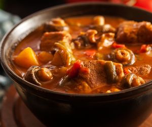 Zupa gulaszowa - przepis na treściwą zupę idealną na obiad