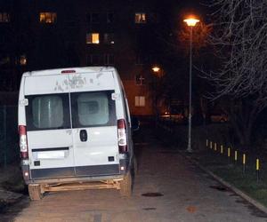 Kierowca cofał busem na osiedlu. Nie zauważył idącego 77-latka