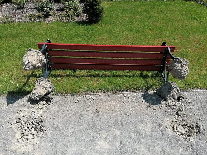 Lubelskie: 27-latek zniszczył ławki w parku. Sam nie wie dlaczego 