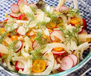 Sałatka z kopru włoskiego, ogórka i rzodkiewek 