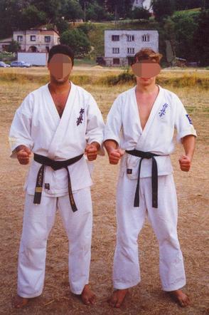 Dariusz A. ( 47 l.) pociął żonę Celinę mieczem samurajskim a potem sam się na niego nadział