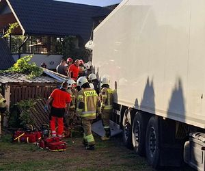 Wypadek w Młynku. Ciężarówka wjechała na posesję, są ranni