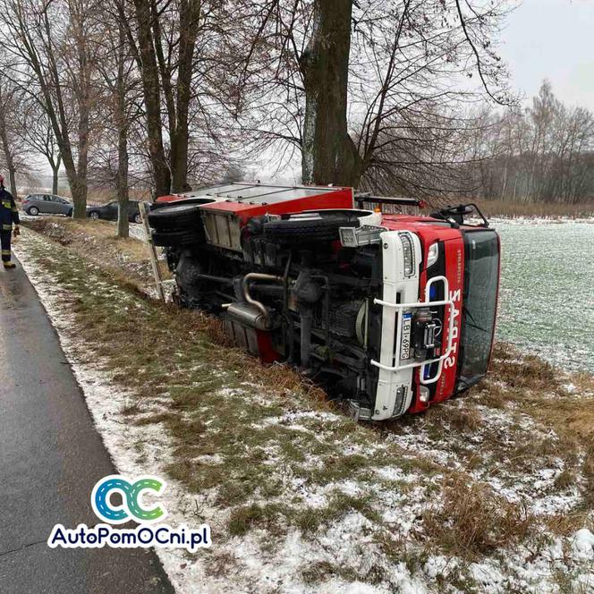 Kolonia. Nieprawdopodobna seria zdarzeń! Wywrócony wóz strażacki, kobieta wylądowała w rowie [ZDJĘCIA]