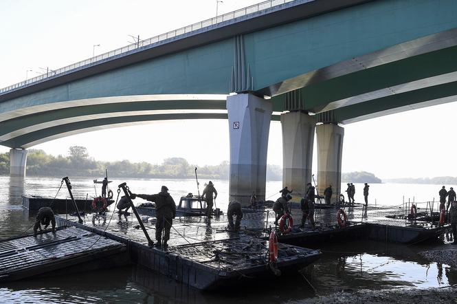 Wojsko już buduje most pontonowy