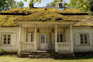 W Łękach Kościelny można podziwiać dworek z XVIII wieku