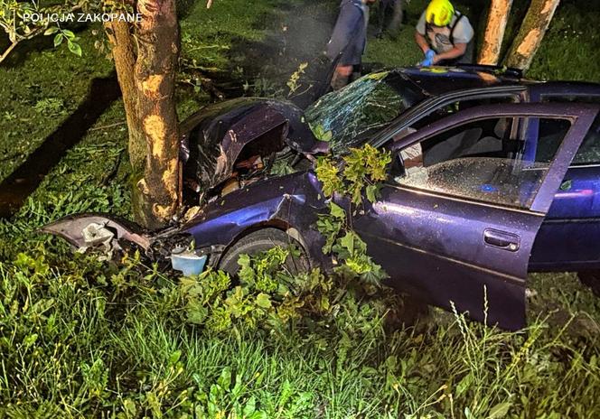 32-latek huknął oplem w drzewo. Rannego pasażera zostawił na pastwę losu