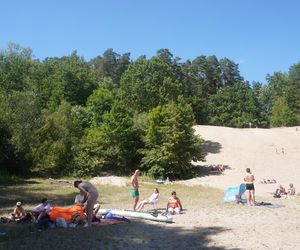 To jedno z największych jezior w Olsztynie. Kusi turystów piaszczystymi plażami