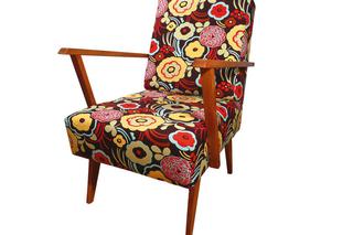 Fotel vintage w kolorowe kwiaty