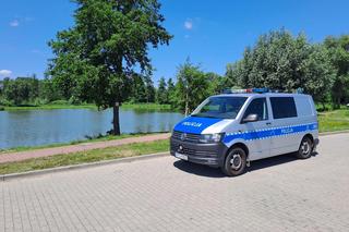 Wepchnął wędkarza do stawu. Wcześniej mu groził