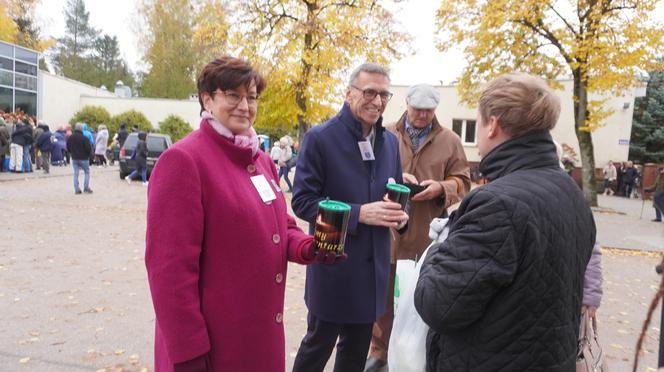 Tłumy na cmentarzu przy ul. Poprzecznej. Olsztynianie odwiedzają groby bliskich [ZDJĘCIA]