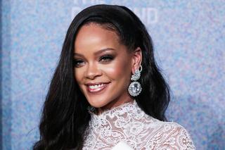 Seksowna Rihanna promuje nową linię kosmetyków. Jest na co popatrzeć!