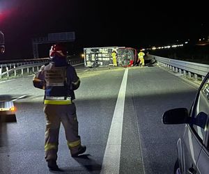 Wypadek na autostradzie A1. Dachował dostawczak