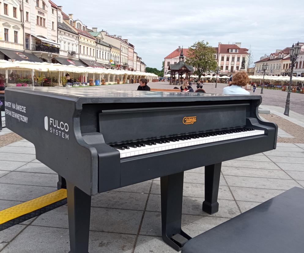 Niezwykły fortepian  na rzeszowskim Rynku. Jest z betonu i stali, a waży ponad 300 kg!