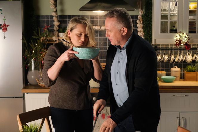 M jak miłość odc. 1854. Judyta Kosowska (Paulina Chruściel), Artur Rogowski (Robert Moskwa)