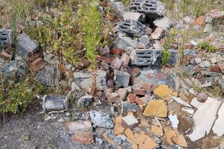 To miał być największy szpital w Polsce! Został wstyd i mnóstwo gruzu