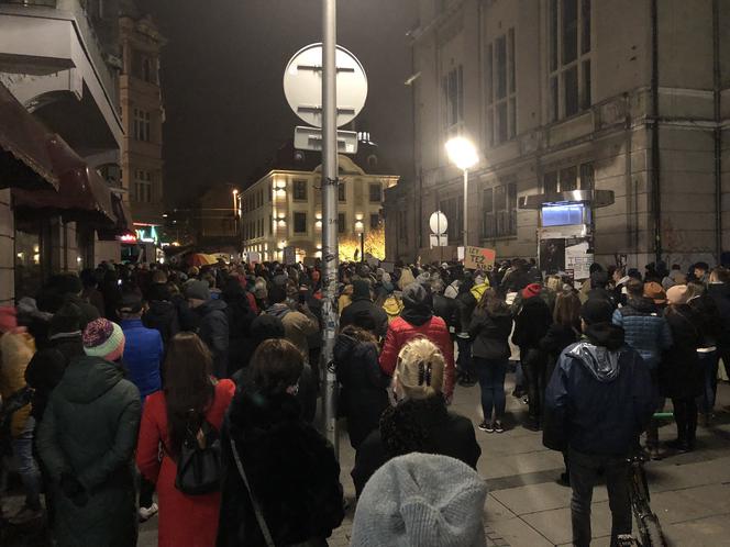 Na ulicach Katowic pojawiły się tłumy. Protestujący szli pod hasłem: "Ani jednej więcej" [ZDJĘCIA]