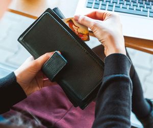 Bezpieczne finanse na wakacjach: jak chronić swoje pieniądze i dane w podróży? 