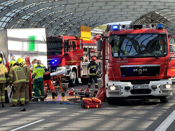  Karambol na S8 w Warszawie. 4 ciężarówki rozbite, jedna osoba zakleszczona