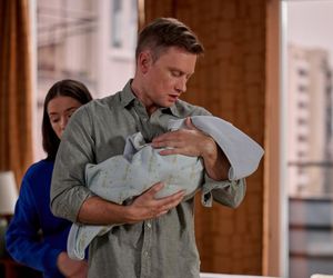 Na Wspólnej odc. 4049. Ania (Sonia Mietielica), Igor (Jakub Wesołowski), syn Jaś (Kazio Wierzbicki)