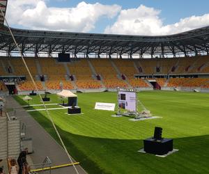 Kongres Świadków Jehowy w Białymstoku. Na stadionie miejskim tysiące uczestników [ZDJĘCIA]