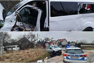 Potężne zderzenie busów pod Końskimi! Czworo dzieci zabrała karetka. Ich kierowca doprowadził do wypadku? [ZDJĘCIA]