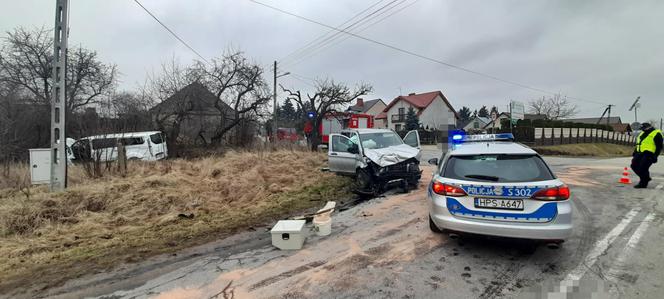Potężne zderzenie busów pod Końskimi! Czworo dzieci zabrała karetka. Ich kierowca doprowadził do wypadku? [ZDJĘCIA]