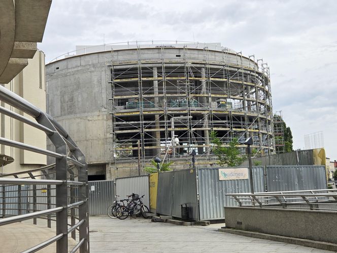 Szklana fasada Opery Nova nabiera kształtów. Rozbudowa wkracza w decydującą fazę!