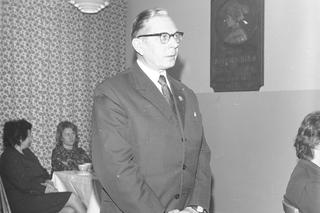 Audiencja działaczy Zjednoczonego Stronnictwa Ludowego w Szkole Podstawowej nr 4 im. Marii Konopnickiej w Śremie. W tle tablica poświęcona poetce