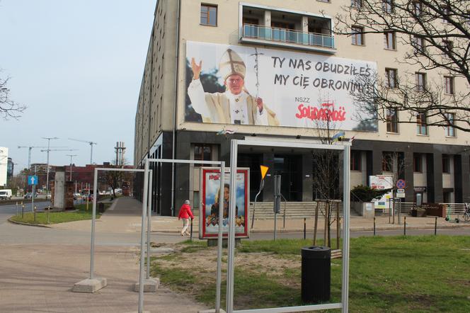 Zdewastowano wystawę papieską przy siedzibie Solidarności w Gdańsku. Sprawą zajmuje się policja