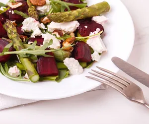 Sałatka ze szparagów i buraka. Kropką nad i jest lekki dressing