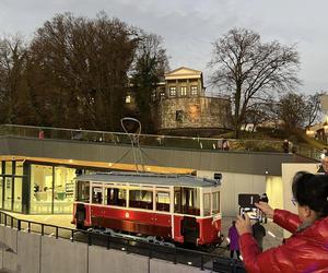 Zabytkowy tramwaj stanął przy dworcu kolejowym w Cieszynie