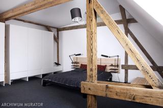 Projekt sypialni: minimalistyczna sypialnia na poddaszu
