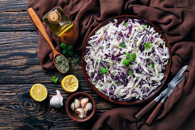 Zamiast coleslawa wybierz salatet malfouf. Idealnie chrupiąca libańska surówka