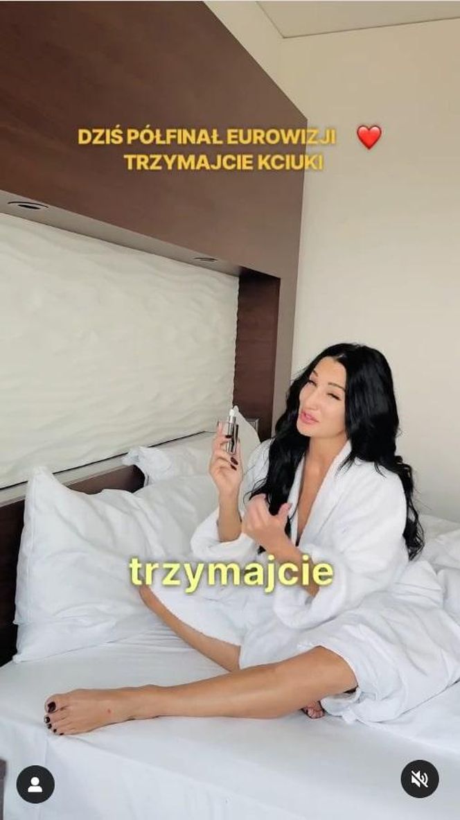 Justyna Steczkowska chwali się nagraniem z łóżka. Jej ciało zakrywa tylko szlafrok!