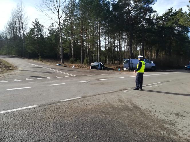 Wypadek na ul. Kościuszki w Siemiatyczach. Zderzenia busa z audi. Dwie osoby zabrane do szpitala [ZDJĘCIA]