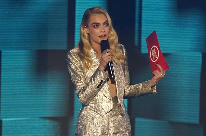 Cara Delevingne i Sienna Miller mają romans? Gorące pocałunki w jednym z klubów!