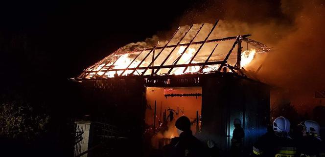 Stodoła doszczętnie strawiona przez płomienie! Dzięki strażakom ocalał dom 