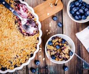 Jagody z kruszonką: przepis na deser z jagód na ciepło